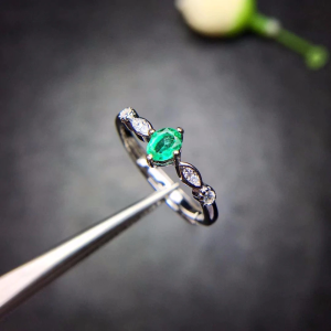 Anillo de compromiso princesa en plata con esmeralda