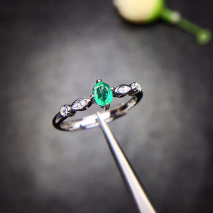 Anillo de compromiso princesa en plata con esmeralda
