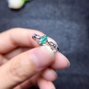Anillo de compromiso princesa en plata con esmeralda Anillo de compromiso princesa en plata con esmeralda