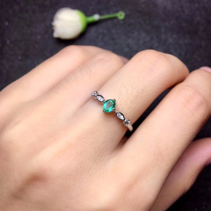 Anillo de compromiso princesa en plata con esmeralda Anillo de compromiso princesa en plata con esmeralda