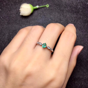 Anillo de compromiso princesa en plata con esmeralda Anillo de compromiso princesa en plata con esmeralda