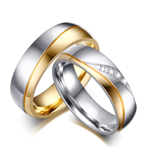 Argollas de matrimonio franja dorada y zirconias en acero inoxidable