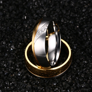 Argollas de matrimonio franja dorada y zirconias en acero inoxidable Argollas de matrimonio franja dorada y zirconias en acero inoxidable