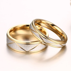 Argollas de matrimonio dorado con textura mate en acero inoxidable Argollas de matrimonio dorado con textura mate en acero inoxidable