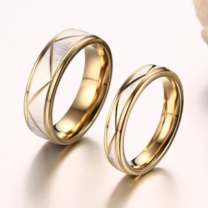 Argollas de matrimonio dorado con textura mate en acero inoxidable Argollas de matrimonio dorado con textura mate en acero inoxidable