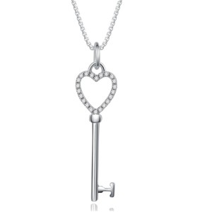 Collar con dije de llave en forma de corazón en plata