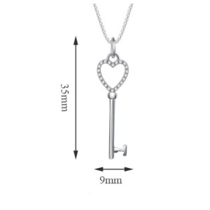 Collar con dije de llave en forma de corazón en plata