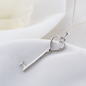 Collar con dije de llave en forma de corazón en plata Collar con dije de llave en forma de corazón en plata