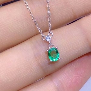 Collar de plata con esmeralda oval