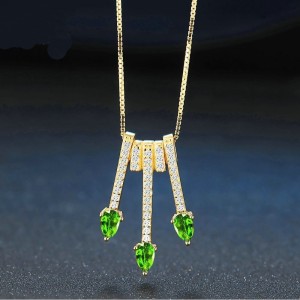 Collar con dije pera diópsido en plata