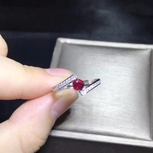 Anillo de compromiso en plata con rubí Anillo de compromiso en plata con rubí