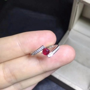 Anillo de compromiso en plata con rubí