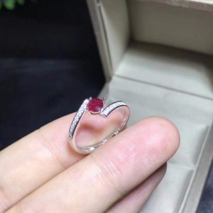 Anillo de compromiso en plata con rubí