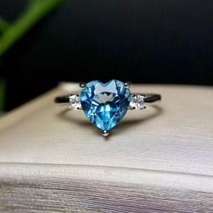 Anillo de compromiso en plata con topacio