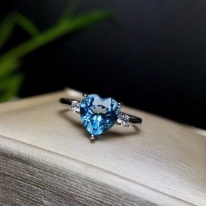 Anillo de compromiso en plata con topacio