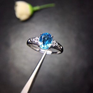 Anillo de compromiso en plata con topacio