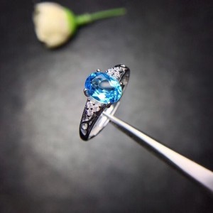 Anillo de compromiso en plata con topacio