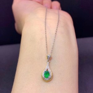 Collar con dije de plata y esmeralda gota