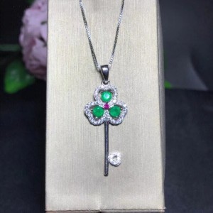 Collar con dije en plata y esmeralda de llave