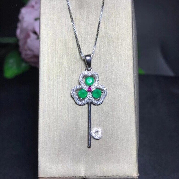 Collar con dije en plata y esmeralda de llave Collar con dije en plata y esmeralda de llave