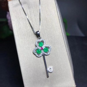 Collar con dije en plata y esmeralda de llave Collar con dije en plata y esmeralda de llave