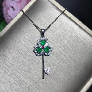 Collar con dije en plata y esmeralda de llave