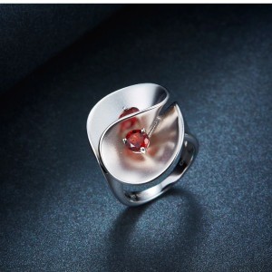 Anillo flor con granate