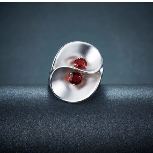 Anillo flor con granate Anillo flor con granate