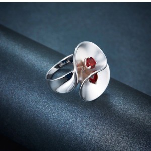 Anillo flor con granate Anillo flor con granate