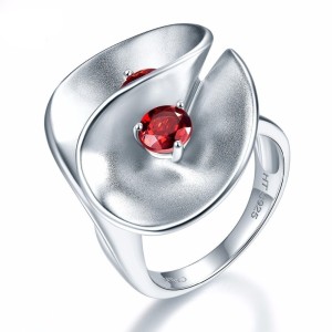 Anillo flor con granate