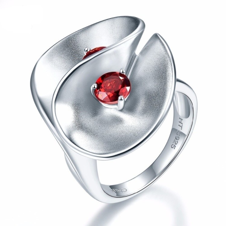 Anillo flor con granate Anillo flor con granate