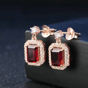 Aretes elegantes de granate en plata