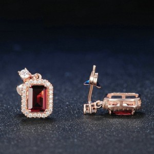 Aretes elegantes de granate en plata Aretes elegantes de granate en plata