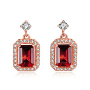 Aretes elegantes de granate en plata