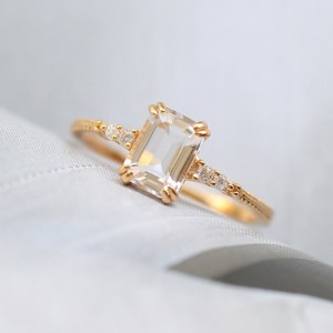 Anillo de compromiso con cristal transparente en plata