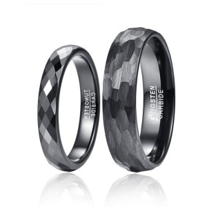 Argollas de matrimonio en tungsteno martillado multifacético