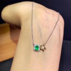 Collar con dije en plata esmeralda y flor