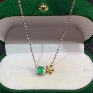 Collar con dije en plata esmeralda y flor