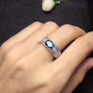Anillo de compromiso en plata sofisticado con topacio Anillo de compromiso en plata sofisticado con topacio