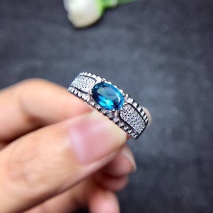 Anillo de compromiso en plata sofisticado con topacio Anillo de compromiso en plata sofisticado con topacio