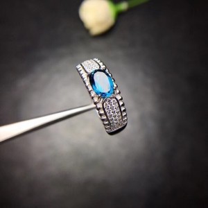 Anillo de compromiso en plata sofisticado con topacio Anillo de compromiso en plata sofisticado con topacio