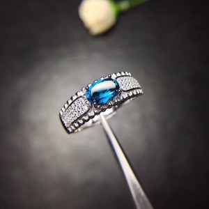 Anillo de compromiso en plata sofisticado con topacio