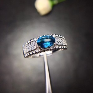 Anillo de compromiso en plata sofisticado con topacio