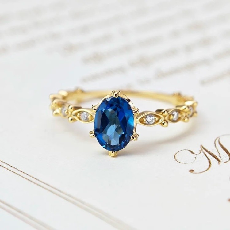 Anillo de compromiso en plata y baño de oro - Anillo en forma de tiara Anillo de compromiso en plata y baño de oro - Anillo en forma de tiara