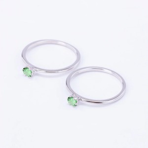 Anillo de compromiso en plata clásico solitario con esmeralda Anillo de compromiso en plata clásico solitario con esmeralda