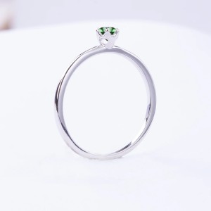 Anillo de compromiso en plata clásico solitario con esmeralda