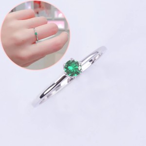 Anillo de compromiso en plata clásico solitario con esmeralda