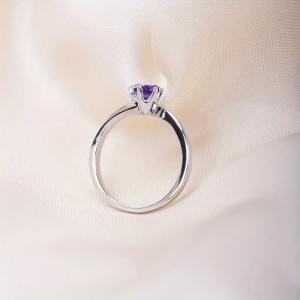 Anillo de compromiso en plata asimétrico con amatista