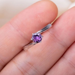 Anillo de compromiso en plata asimétrico con amatista