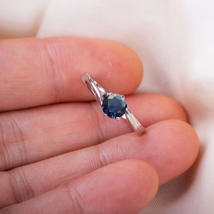 Anillo de compromiso en plata asimétrico con zafiro Anillo de compromiso en plata asimétrico con zafiro